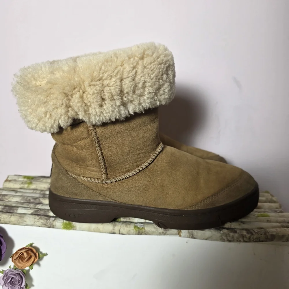 UGG Ultimate Short 5275 Chestnut Sheepskin Boots Women’s Size 9 Classic Cozy